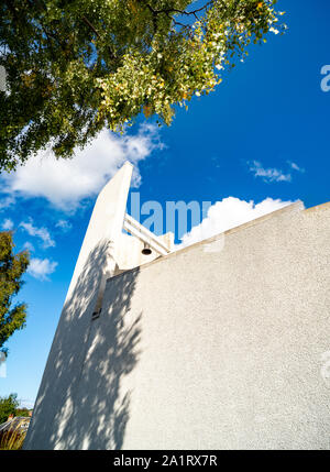 Craigsbank Parish Church in Edinburgh was designed in the 1960s by Sir William Kininmonth and influenced by Le Corbusier's Chapel at Ronchamp. Stock Photo