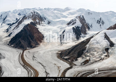 The Kaskawulsh Glacier flows at the base of the mountains in Kluane National Park, Yukon, Canada Stock Photo