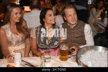 Munich, Germany. 28th Sep, 2019. Martina Nicia, friend of the median manager Martin Krug, (l), the comedian Oliver Pocher and his girlfriend Amira Aly celebrate in the beetle tent. The largest folk festival in the world lasts until 6 October. Credit: Felix Hörhager/dpa/Alamy Live News Stock Photo