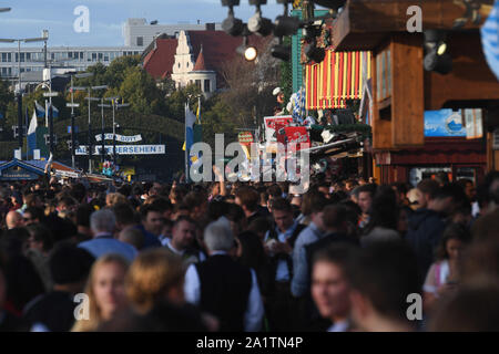 Munich, Germany. 28th Sep, 2019. Many visitors cross the Wiesn. The largest folk festival in the world lasts until 6 October. Credit: Felix Hörhager/dpa/Alamy Live News Stock Photo