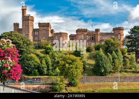 INVERNESS CITY SCOTLAND THE CASTLE FROM NESS BRIDGE WITH SPECTACULAR SUMMER FLOWERS Stock Photo