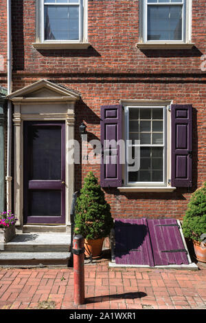 USA colonial, detail of a Georgian row house in Elfreth's Alley - site of the oldest residential street in the USA, Philadelphia, Pennsylvania, USA Stock Photo
