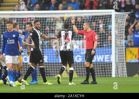 Leicester, UK. 29th Sept, 2019. Referee Craig Pawson shows a red card and sends off Isaac Hayden (14) of Newcastle United during the Premier League match between Leicester City and Newcastle United at the King Power Stadium, Leicester on Sunday 29th September 2019. Credit: MI News & Sport /Alamy Live News Stock Photo