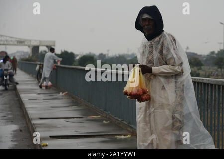 Lahore, Pakistan. 29th Sep, 2019. Pakistani workers busy in their ...