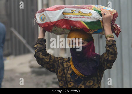 Lahore, Pakistan. 29th Sep, 2019. Pakistani workers busy in their ...