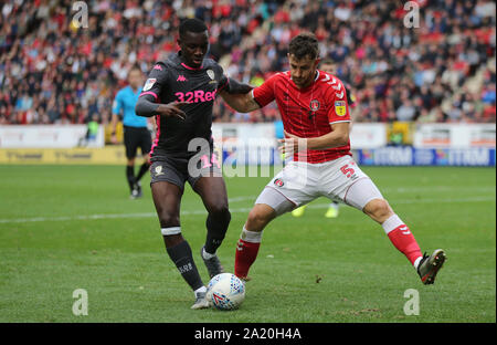 Leeds United's Kalvin Phillips (left) and Charlton Athletic's Tom Lockyer battle for the ball Stock Photo