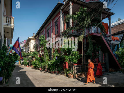 young buddhist monk walking in sunny phnom penh cambodia street inside the Wat Ounalom monastery complex Stock Photo