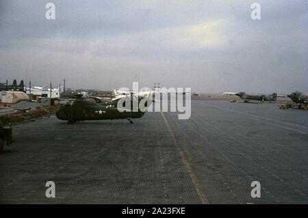 USA Vietnam-Krieg / Vietnam War - US ARMY / United States Army Sikorsky H-34 / CH-34 / S-58 & US NAVY / United States Navy Douglas R4D-8 / C-117D Skytrain & USAF United States Air Force Douglas EC-47P Skytrain Stock Photo