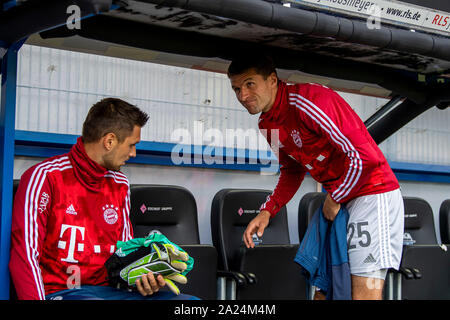 Paderborn, Germany. 28th Sep, 2019. Soccer: Bundesliga, SC Paderborn 07 - FC Bayern Munich, 6th matchday in the Benteler Arena. Munich's goalkeeper Sven Ulreich (l.) and Munich's Thomas Müller sit on the bench. Credit: David Inderlied/dpa/Alamy Live News Stock Photo