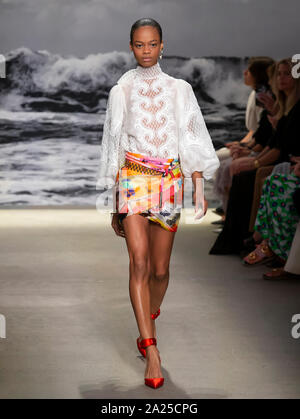 美品 ゼスタ RUNWAY 11H New York, NY - Sept 09, 2019: Olivia Vinten walks the runway at