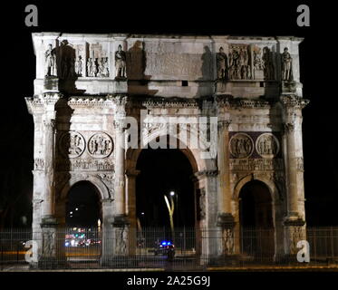 View of the Arch of Constantine at night. The Arch of Constantine is a triumphal arch in Rome. It was erected by the Roman Senate to commemorate Constantine I's victory over Maxentius at the Battle of Milvian Bridge in 312 Stock Photo