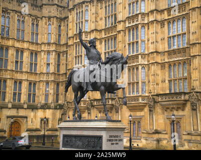 Richard I, statue by Carlo Marochetti, outside the Palace of Westminster, Parliament, London United, Kingdom. Richard I (8 September 1157 - 6 April 1199) was King of England from 1189 until his death. Stock Photo