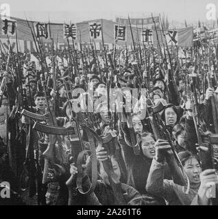 soldiers of the People's Liberation Army officers study Mao Zedong Quotations Stock Photo