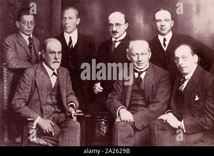 Sigmund Freud with the 'Committee', in Berlin, 1922. Otto Rank, Karl Abraham, Max Eitingon,Ernest Jones, Freud, Max Easington, Ernest Jones, Sandor Ferenczi and Hanns Sachs. Sigmund Freud (1856 - 23 September 1939); Austrian neurologist and the founder of psychoanalysis. 1931 Stock Photo