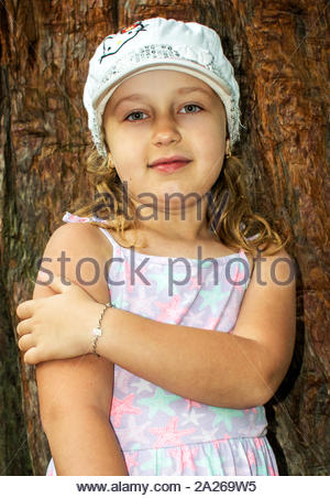 Portret Happy Girl With Blue Eyes And Blonde Hair Angel Face