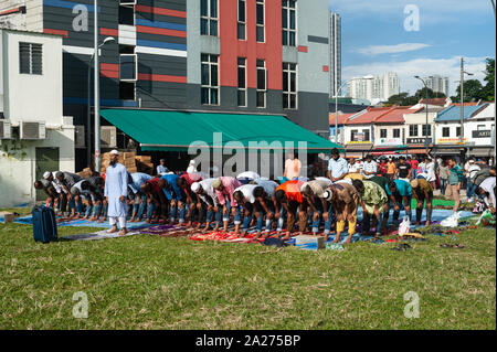 02.06.2019, Singapore, , Singapore - Muslim men pray during Ramadan on a lawn in Little India. 0SL190602D007CAROEX.JPG [MODEL RELEASE: NO, PROPERTY RE Stock Photo