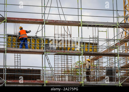 24.05.2019, Essen, North Rhine-Westphalia, Germany - Construction workers work on a construction site. 00X190524D018CAROEX.JPG [MODEL RELEASE: NO, PRO Stock Photo