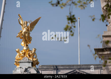 Winged Victory on the Queen Victoria Memorial outside Buckingham Palace ...