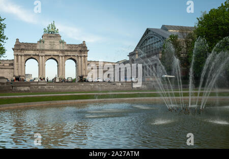 Static shot of fountain in Jubilee Park with Triumphal Arch and museum on the background Stock Photo