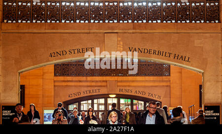 Impara la pronunciaNEW YORK, USA, NOVEMBER 2016: people walking under the arch with directions to Vanderbilt Hall and 42nd street inside New York's Gr Stock Photo