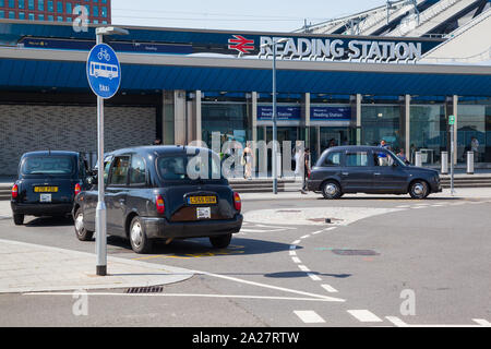 Taxis wait on the taxi rank outside Reading Station Stock Photo