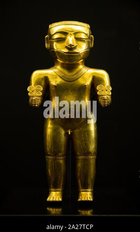 Gold statuette of a Quimbaya Cacique (chief/leader), 200-1000 AD. One of more than one hundred artefacts of the Quimbaya treasure (Tesoro de los Quimb Stock Photo