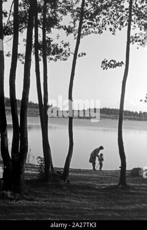 Familienausflug zum See, 1950er. Family outing to a lake, 1950s. Stock Photo