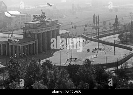 Blick auf das Brandenburger Tor mit der Mauer in Berlin, Deutschland 1962. View to the Brandenburg gate and the wall at Berlin, Germany 1962.