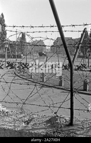 Ein Blick durch Stacheldraht über die Mauer in den Ostteil von Berlin, Deutschland 1962. A view through barbed wire into the Eastern part of Berlin, Germany 1962. Stock Photo
