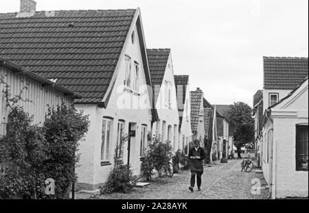 Straßenszene in einer kleinen Straße in Wyk auf der Insel Föhr, Deutschland 1960er Jahre. Street scene in a little lane at Wyk on Foehr island, Germany 1960s. Stock Photo