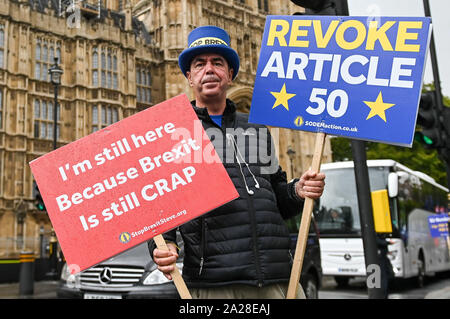London, UK. 1st Oct, 2019. People manifest in front of Palace of Westminster in London. Man seen with a banners ''I'm still here because brexit is still crap'', ''Revoke article 50' Credit: Mateusz Slodkowski/ZUMA Wire/Alamy Live News Stock Photo