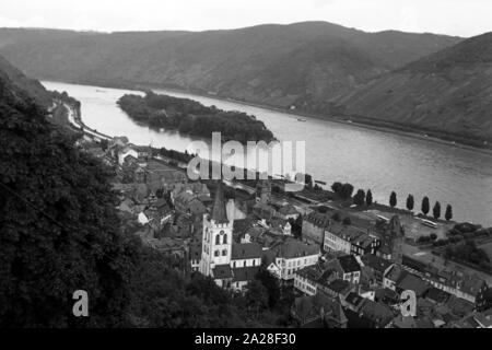 Blick auf die Stadt Bacharach mit der Bacharacher Werth Insel im Rhein, Deutschland 1968. View to the city of Bacharach with the Rhine island Bacharacher Werth, Germany 1968. Stock Photo