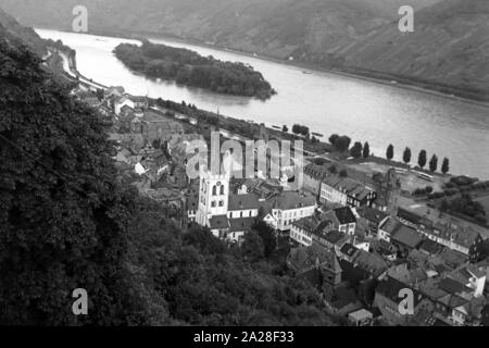 Blick auf die Stadt Bacharach mit der Bacharacher Werth Insel im Rhein, Deutschland 1968. View to the city of Bacharach with the Rhine island Bacharacher Werth, Germany 1968. Stock Photo