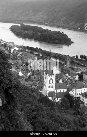 Blick auf die Stadt Bacharach mit der Bacharacher Werth Insel im Rhein, Deutschland 1968. View to the city of Bacharach with the Rhine island Bacharacher Werth, Germany 1968. Stock Photo