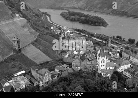 Blick auf die Stadt Bacharach mit der Bacharacher Werth Insel im Rhein, Deutschland 1968. View to the city of Bacharach with the Rhine island Bacharacher Werth, Germany 1968. Stock Photo