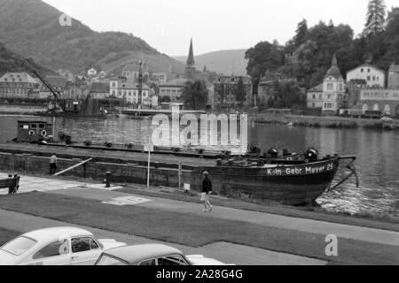 Blick auf die Mosel bei Kröv mit der Pfarrkirche Sankt Remigius, Deutschland 1968. View to river Moselle at Kroev with Saint Remigius church, Germany 1968. Stock Photo