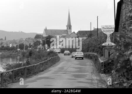 Blick auf die Mosel bei Kröv mit der Pfarrkirche Sankt Remigius, Deutschland 1968. View to river Moselle at Kroev with Saint Remigius church, Germany 1968. Stock Photo