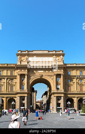 the arch of triumph at the entrance to piazza della repubblica in the city of florence, tuscany, italy Stock Photo