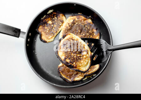 https://l450v.alamy.com/450v/2a28rc4/cooking-failed-burnt-pancakes-on-a-black-pan-one-pancake-on-a-spatula-2a28rc4.jpg