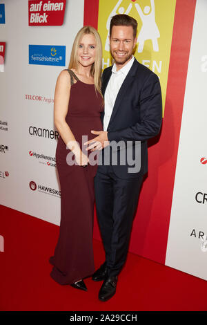 Hamburg, Germany. 01st Oct, 2019. Kim-Sarah Brandts, actress, and Jan Riecken come to the evening gala 'Heroes of everyday life' of the programme magazine 'auf einen Blick'. Credit: Georg Wendt/dpa/Alamy Live News Stock Photo