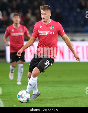 Hanover, Germany. 30th Sep, 2019. Soccer: 2nd Bundesliga, 8th matchday: Hannover 96 - 1st FC Nürnberg in the HDI-Arena in Hannover. Hanover's Waldemar Anton is on the ball. Credit: Peter Steffen/dpa/Alamy Live News Stock Photo