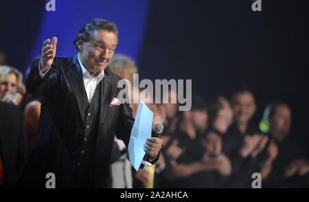 Prague, Czech Republic. 11th June, 2009. Czech popular singer Karel Gott is seen on stage with during his 70th birthday´s concert in Prague´s O2 Arena on Thursday, June 11, 2006. Credit: Rene Volfik/CTK Photo/Alamy Live News Stock Photo