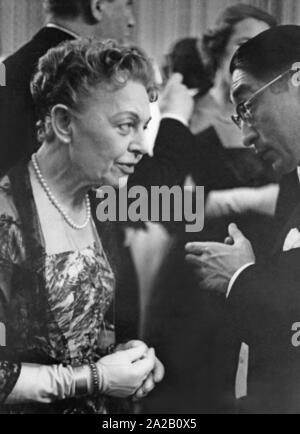 The picture shows the former Deputy Head of Protocol of the Foreign Office, Erica Pappritz, talking. Her interlocutor is probably the Japanese Ambassador Sono Akira, who was responsible for German-Japanese relations in Germany during the 1950s. Stock Photo