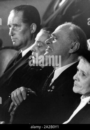 Brecht disposed the desired circumstances of his funeral while he was alive, so a public funeral was held first on the following day. The picture shows (from left to right): Rudi Engel, Helene Weigel, Eduard von Winterstein and his wife, and Walter Ulbricht. Stock Photo