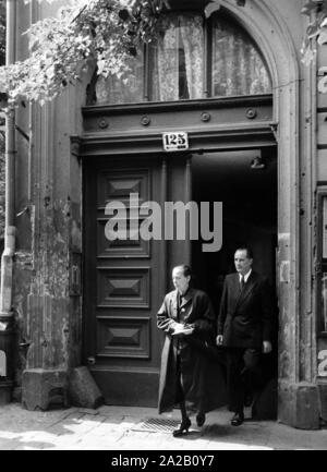 Brecht disposed the desired circumstances of his funeral while he was alive, so a public funeral was held first on the following day. The picture shows Helene Weigel leaving her house in the Berlin Chausseestrasse 125, where she lived with Bertolt Brecht. Today, the Brecht House Archive, memorial and place of a literary forum. Stock Photo