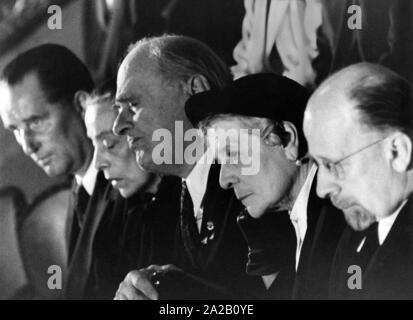 Brecht disposed the desired circumstances of his funeral while he was alive, so a public funeral was held first on the following day. The picture shows (from left to right): Rudi Engel, Helene Weigel, Eduard von Winterstein and his wife, and Walter Ulbricht. Stock Photo