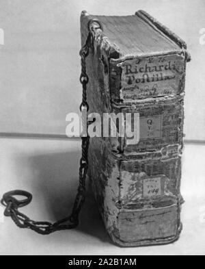 The picture shows a museum piece. This medieval leather-bound chained book was attached to the reading desk to protect against theft. Undated photo.
