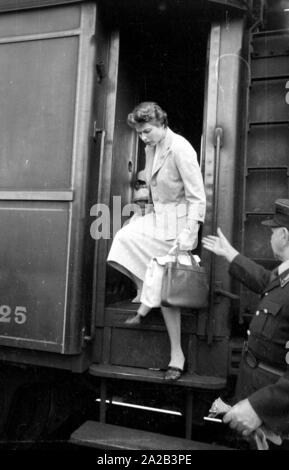 Arrival of Ingrid Bergman, her husband Roberto Rosselini and their children at the Munich Central Station. They arrived in Munich probably for the filming or the premiere of their new movie 'Fear'. The picture shows Ingrid Bergman getting out of the train. Stock Photo