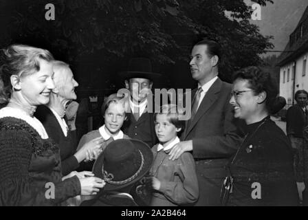 The picture shows the then Federal Minister of the Interior Dr. Gerhard Schroeder (CDU) with his family and pilgrims in Schoenau. They took part in the pilgrimage to St. Bartholomew's. On the left probably his wife Brigitte Schroeder, in the middle their common children. Stock Photo