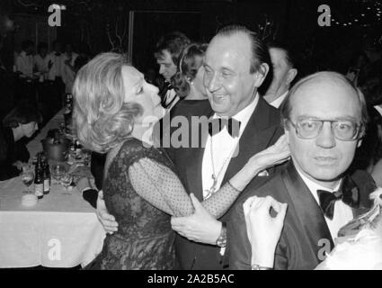The annual Karl Valentin Order of the Munich carnival society Narrhalla was awarded to Hans-Dietrich Genscher in 1982. Photo of Genscher dancing with a female guest at the celebrations after the awarding. Stock Photo